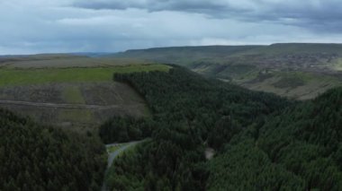 Snake Pass yolunun ve çevreleyen Peak District National Park 'ın havadan 4k görüntüleri 2019