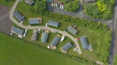 4k Malton Grange Lodges ve çevresindeki kırsal, York, North Yorkshire, İngiltere dışında 4k Hava görüntüleri. Yaz 2019.