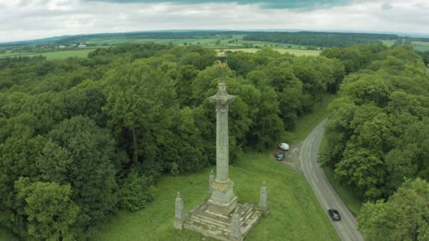 4K Filmagem aérea do monumento alto ao sétimo Conde de Carlisle, nos arredores de York, no North Yorkshire, na Inglaterra — Vídeo de Stock