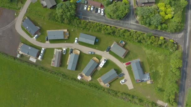 Imágenes aéreas 4K de Malton Grange Lodges y los alrededores, a las afueras de York, Yorkshire del Norte, Inglaterra. Verano 2019 . — Vídeo de stock