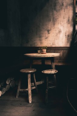 Dramatik fotoğraf bir İngiliz Pub bir köşesinde bir ahşap masa ve sandalyeler