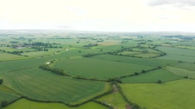 İngiliz Kırsalı çevresinde bir tava havadan 4k görüntüleri, North Yorkshire, İngiltere