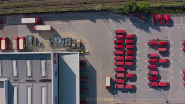 SHEFFIELD, Regno Unito - 20 GIUGNO 2019: 4K Aerial shot of Royal Mail Postal Delivery Trucks parcheggiato presso il deposito di Sheffield. Vista Bidseye . — Video Stock