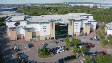 Sheffield, İngiltere - 20 Haziran 2019: 4k Cineworld Imax binasının Sheffield, Yorkshire, İngiltere'deki centertainment'teki havadan görüntüleri.