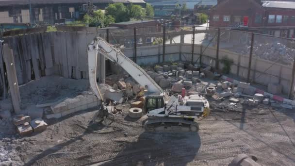 Imágenes aéreas de una excavadora Cat 330D blanca en una obra de construcción — Vídeos de Stock