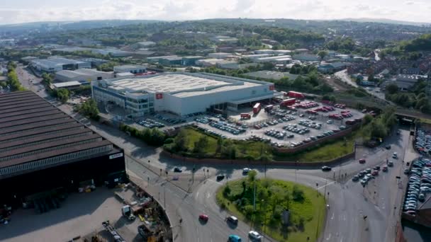 SHEFFIELD, Regno Unito - 20 GIUGNO 2019: 4K Aerial shot of Royal Mail Postal Delivery Trucks parcheggiato presso il deposito di Sheffield. Vista Bidseye . — Video Stock