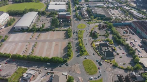 Sheffield, UK-20 juni 2019:4k luchtbeelden van de buitenwijken van Sheffield met IKEA en Porsche shops — Stockvideo
