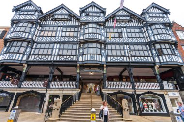 Chester, Uk - 26 Haziran 2019: Chester, Chestershire, İngiltere'nin ortasındaki Grosvenor alışveriş merkezinin önü