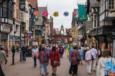 Chester, Uk - 26 Haziran 2019: Chester, İngiltere'nin ortasındaki işlek ve ünlü highstreet'te bir atış, Haziran 2019