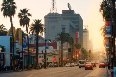 Güzel bir gün batımı La, Kaliforniya, ABD'de ünlü Hollywood Bulvarı Sunset şerit aşağı parlar