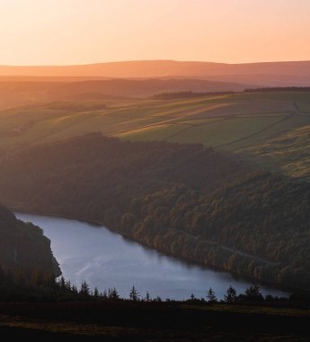 Peak District Milli Parkı Win Hill üzerinde destansı bir günbatımı güzel bir hava görünümü, Yaz 2019