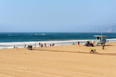La, Usa - 30 Ekim 2018: Los Angeles, Kaliforniya, ABD'de güzel sıcak havanın ortasında aileler Santa Monica Plajı'na iniyor.