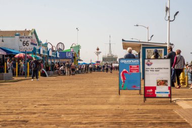 La, Usa - 30 Ekim 2018: Turistler Los Angeles, Kaliforniya, ABD'deki ünlü Santa Monica İskelesi'ne akın ediyor.