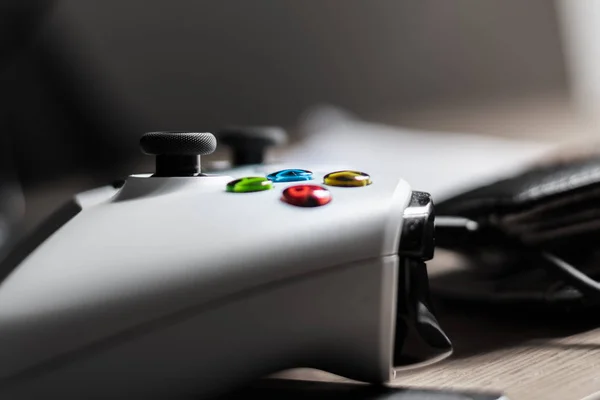 A közelről egy fehér Xbox egy vezérlő egy fényesen megvilágított helyiségben összpontosítva a gombok — Stock Fotó