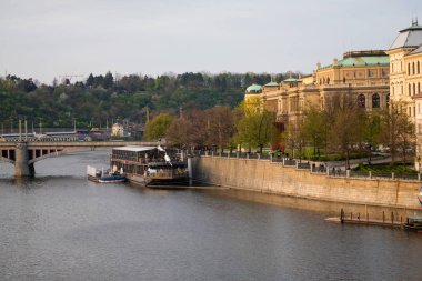 Prag, Çek Cumhuriyeti - 10 Nisan 2019: Prag'daki Charles Nehri'nde yeni yolcu bekleyen bir turist gezi teknesi