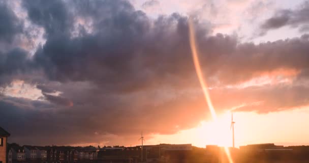 Unglaubliche dramatische 4k Sonnenuntergang Zeitraffer über Schild in Großbritannien zeigt schöne rote und orangefarbene Farben — Stockvideo