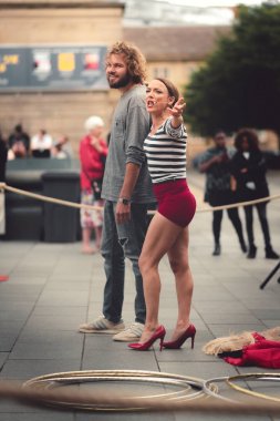 Sheffield, Ingiltere-20 Temmuz 2019: Tramlines 'da sokak sanatçıları 2019 kalabalık için canlı gösteriler gerçekleştirin ve seyirci katılmak için olsun. Düzenlenen Sheffield Üniversitesi