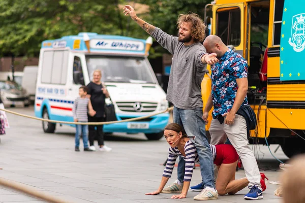 SHEFFIELD, Reino Unido - 20 DE JULIO DE 2019: Los artistas callejeros de Tramlines 2019 presentan espectáculos en vivo para la multitud y consiguen que los espectadores se unan. Organizado por la Universidad de Sheffield — Foto de Stock