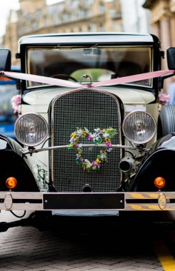 Gelin ve damat almak için bekleyen çok şık düğün aracı