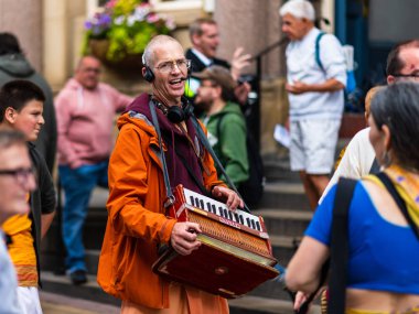 Sheffield, Ingiltere-20 Temmuz 2019: Hare Krishna takipçileri Tramlines 2019 sokaklarında kutlamak