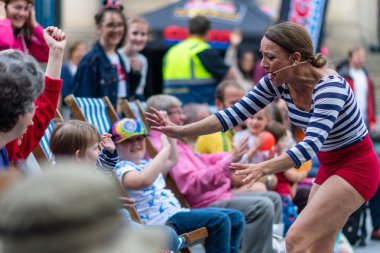 Sheffield Tramlines 2019 sokak sanatçıları şehirde canlı gösteriler gerçekleştirmek
