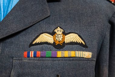 Doncaster, İngiltere - 28 Temmuz 2019: Dünya Savaşı 2 pilot üniforması üzerinde Raf Queens Crown amblemi