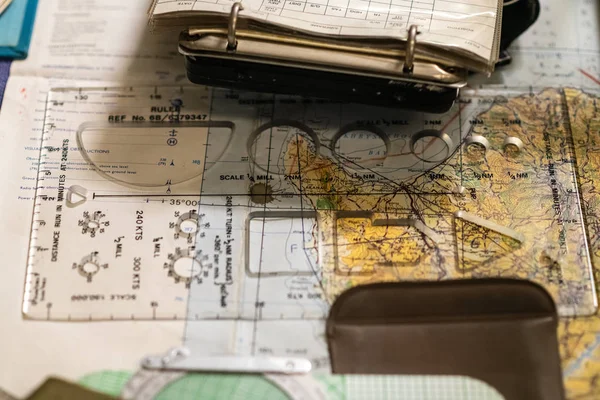 Bussola, note, goniometro e mappa dalla sala mappe WW2. Apparecchiature di orientamento . — Foto Stock