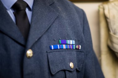 Doncaster, İngiltere - 28 Temmuz 2019: Doncaster Havacılık Müzesi'nde kurdele ve madalyalarla sergilenen 2.