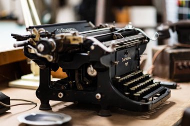 Doncaster, İngiltere - 28 Temmuz 2019: Eski bir Continental daktilosu Doncaster'daki Ww2 müzesinde sergilenen ahşap bir masanın üzerinde oturuyor