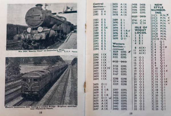 DONCASTER, Regno Unito - 28 LUGLIO 2019: Una vecchia guida per gli avvistatori di treni degli anni '40 in Inghilterra — Foto Stock