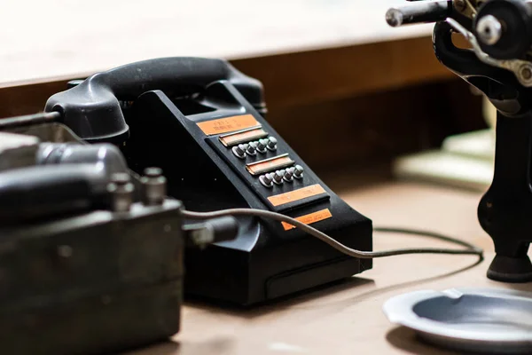 Doncaster, uk - 28. Juli 2019: Ein altes Armeetelefon steht auf einem Schreibtisch im Luftfahrtmuseum — Stockfoto