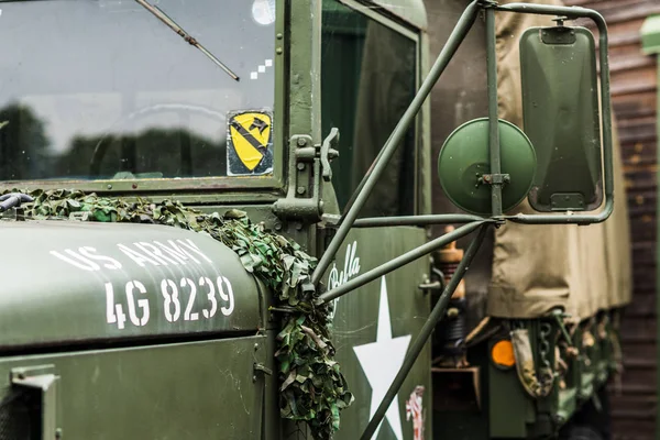 DONCASTER, Regno Unito - 28 LUGLIO 2019: Un primo piano di un camion cargo verde e marrone dell'esercito M35 utilizzato durante la seconda guerra mondiale — Foto Stock