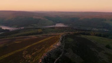 Win Hill, Peak District milli parkı 2019 yazında bakan inanılmaz hava günbatımı