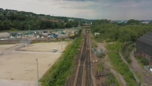 İnsansız hava aracının altından geçen yolcu treninin havadan görüntüleri — Stok video