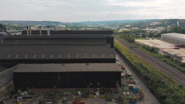 Imágenes aéreas panorámicas a lo largo del ferrocarril Sheffields y el distrito industrial . — Vídeos de Stock