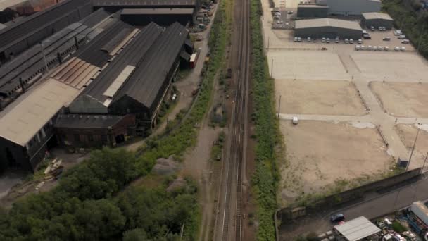 シェフィールドを通って街に向かう鉄道線路の空中映像 — ストック動画