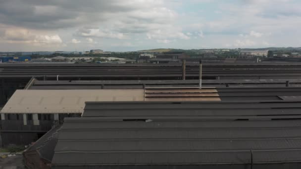 Sheffield, UK - 2. August 2019: 4k Antennenpfanne entlang des Schmiedemeisters Industriestahlwerk-Daches mit dem Himmel im Hintergrund und Ikea und dsa Arena. — Stockvideo
