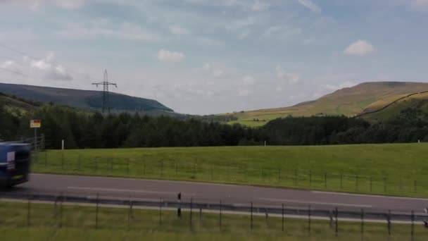 4k Aerial Reveal van de Peak District National Park reservoirs in de zomer — Stockvideo