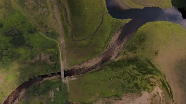 4K Vista aérea de cima para baixo da paisagem Peak District National Park, incluindo riachos e reservatórios — Vídeo de Stock