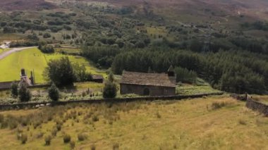 4k Peak District ifşa bir kilise etrafında panning Havadan görüntüleri