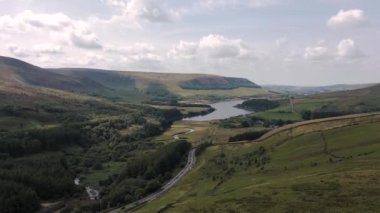 Peak District Milli Parkı'nın havadan 180 derece Pan görkemli tepeler ve rezervuarlar gösteren. Woodhead'de 2019 Yazında Çekildi