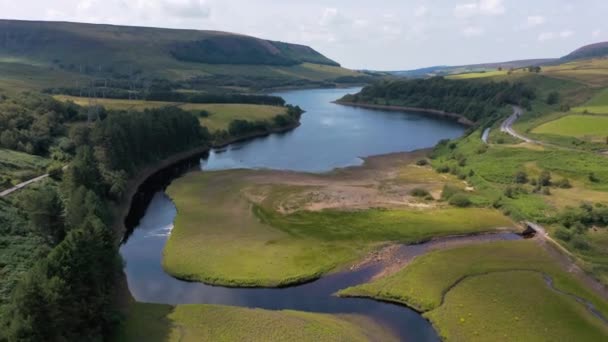 4k luchtfoto-opnamen Peak District National Park reservoirs-Woodhead, Derbyshire — Stockvideo