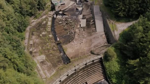 Luchtfoto van het reservoir en de dam van Torside en Woodhead — Stockvideo