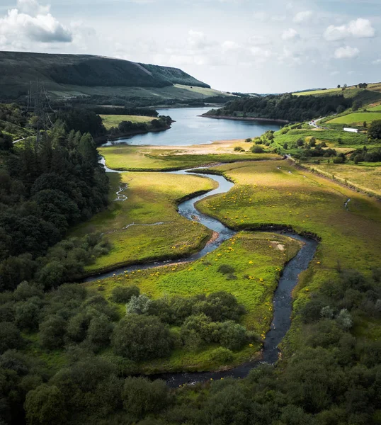 Приголомшливий пік Національний парк повітряних постріл на Woodhead до Torside водойм показані потоки води, що з'єднує два — стокове фото