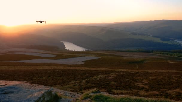 Derbyshire, UK 4. August 2019: Eine dji mavic 2 pro Drohne fliegt in Zeitlupe in Richtung Kamera — Stockvideo