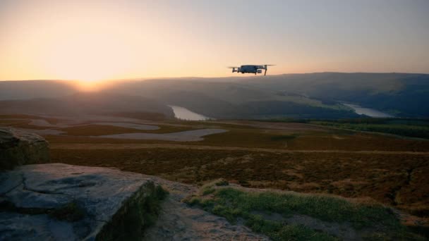 Derbyshire, UK 4 augustus 2019: een DJI Mavic 2 Pro drone vliegt af in de verre zonsondergang — Stockvideo