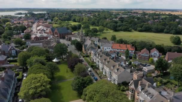 4K lav flyvende antenne udsigt over Hornsea kystby, East Yorkshire, Storbritannien – Stock-video