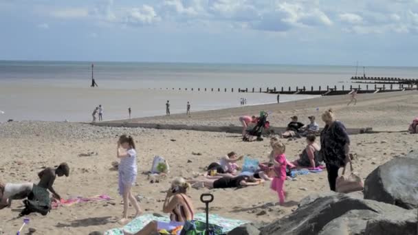 Los turistas acuden a las playas de Hornsea para disfrutar del caluroso verano — Vídeos de Stock