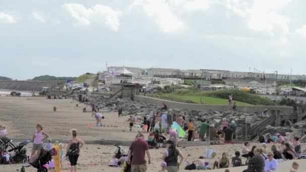 Turistler sıcak yaz keyfini Hornsea plajlarına akın — Stok video