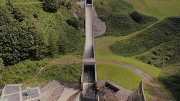 Vista aérea de Torside e Woodhead Reservatório e Barragem. Distrito do pico — Vídeo de Stock